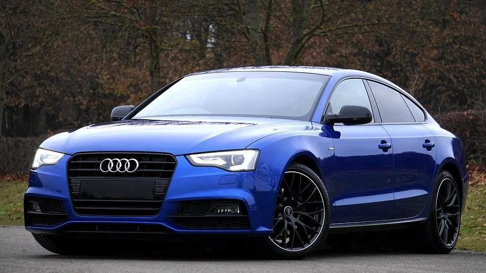 Automobil Audi plave boje