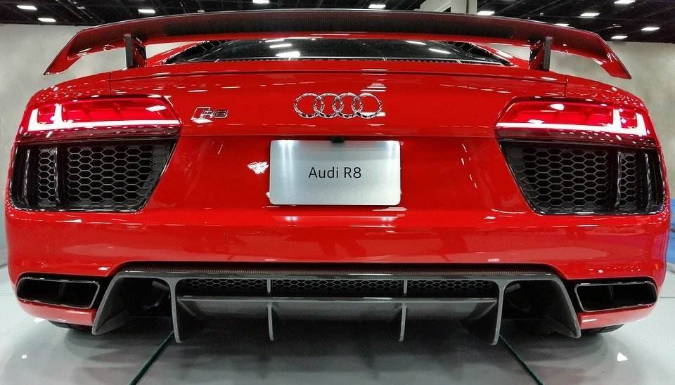 Zadnji deo automobila crvene boje