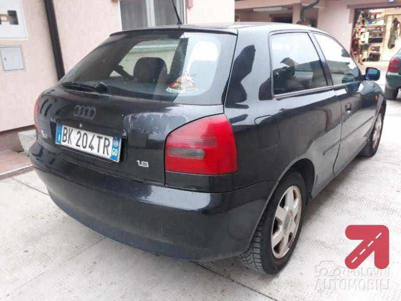 Parkiran Audi A3 sive boje