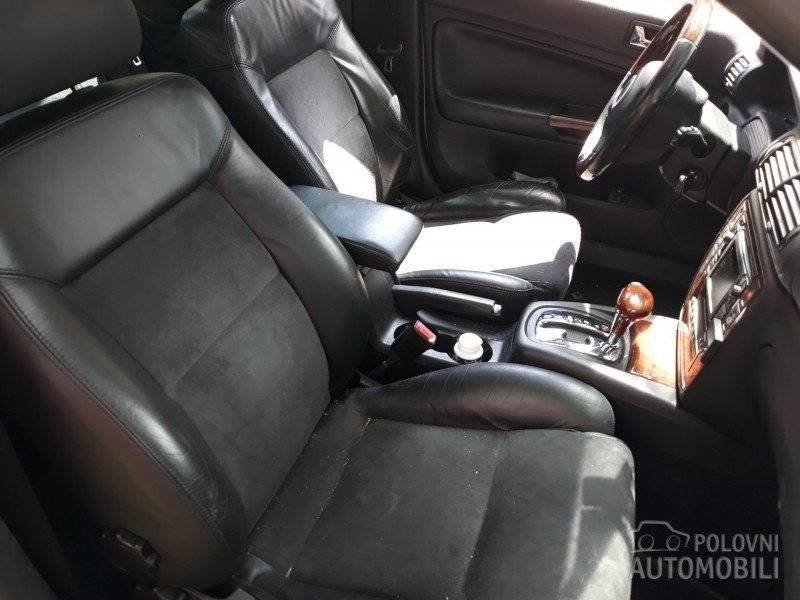 Kožna prednja sedišta u automobilu