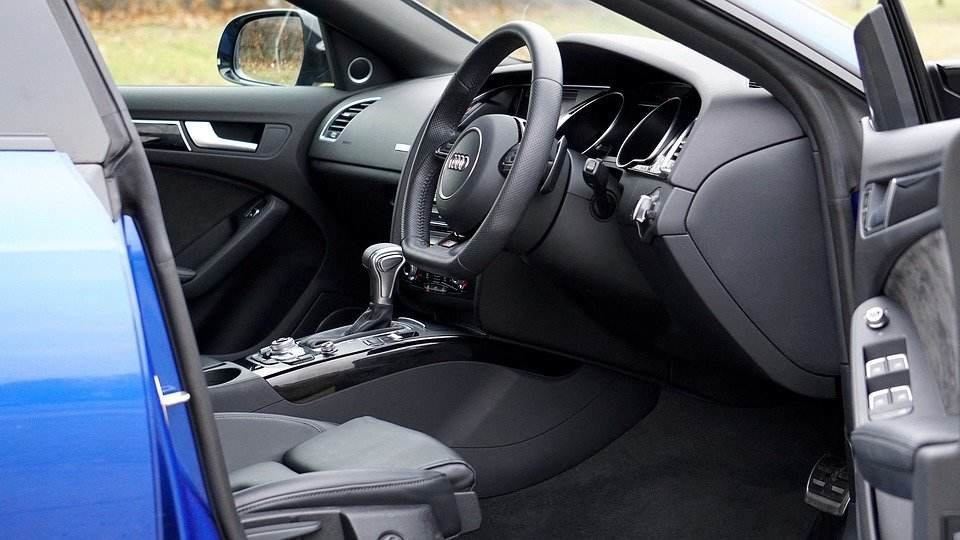 Unutrašnjost automobila sa sedištem i volanom