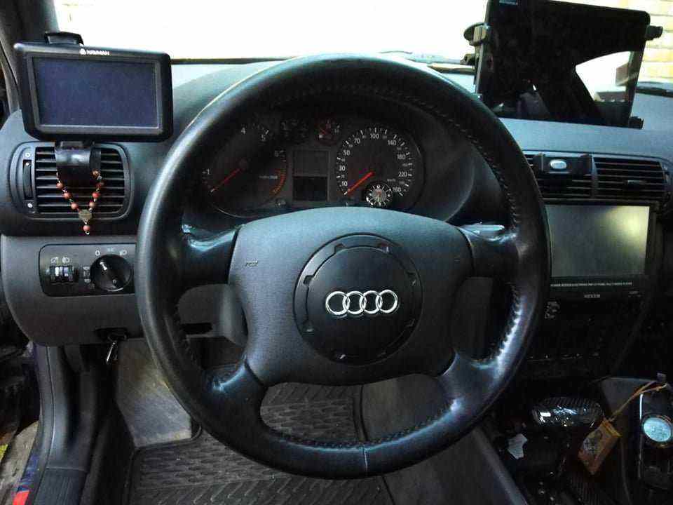 Volan i unutrašnjost kabine automobila