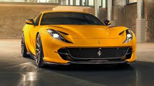 Žuti Ferrari 812 sa prednje strane