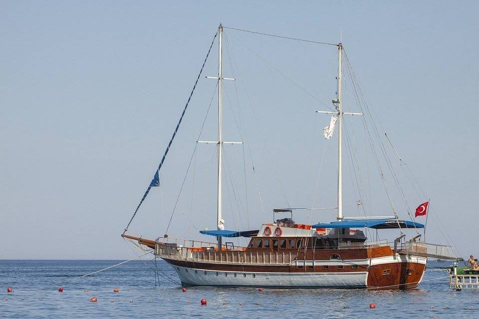 Jahta sa jarbolima na moru