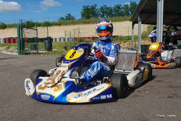 Plavo-beli karting sa vozačem
