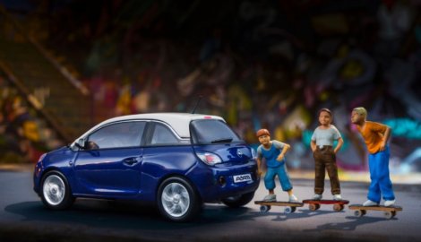Makete automobila i ljudi na skejtbordu